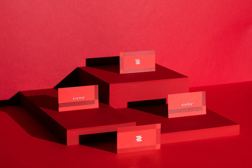 紅色品牌設(shè)計(jì)，注意白色元素在紅色背景上是如何發(fā)光的。