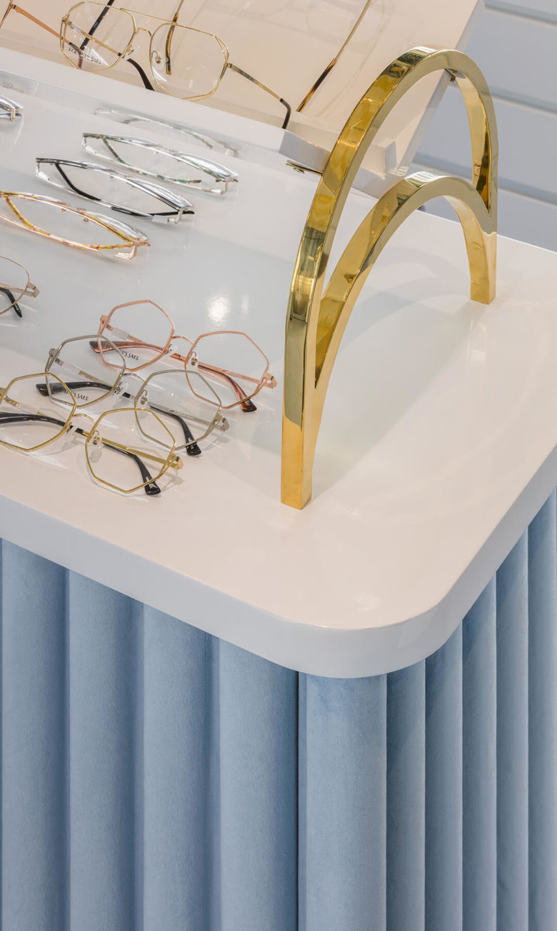 Art''''s Sake 眼鏡旗艦店店鋪空間設計，鏡面拋光黃銅和高光澤度白色木材