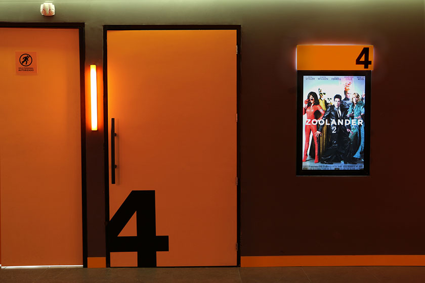 充滿活力激情與超現(xiàn)實(shí)主義的CINEBOX電影院品牌vi設(shè)計(jì)空間設(shè)計(jì)