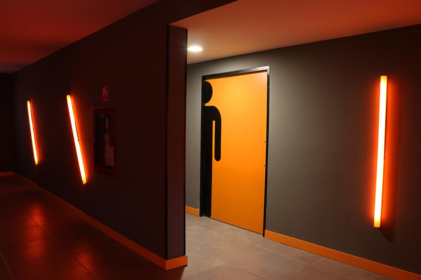 充滿活力激情與超現(xiàn)實(shí)主義的CINEBOX電影院品牌vi設(shè)計(jì)空間設(shè)計(jì)