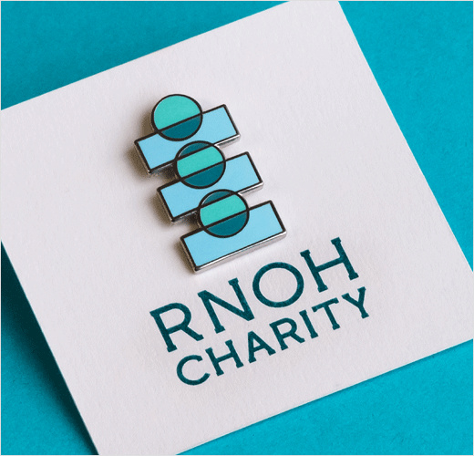 RNOH骨科慈善醫(yī)院品牌形象設(shè)計(jì)，logo設(shè)計(jì)猶如人體脊柱或落入籌款罐的硬幣