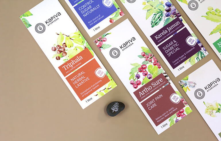 Kapiva水果系列營養(yǎng)補充劑包裝設(shè)計包裝設(shè)計，嚴謹?shù)纳珘K加植物插圖