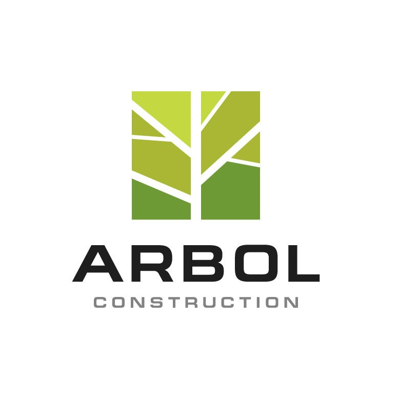 現代感的建筑標志設計-綠色方形標志與白色負空間中的一棵樹的圖像