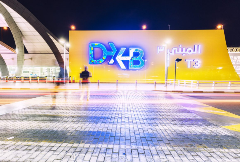 DXB迪拜機(jī)場(chǎng)X形箭頭logo設(shè)計(jì)與品牌形象設(shè)計(jì)，源自品牌理念“內(nèi)在的驚喜”