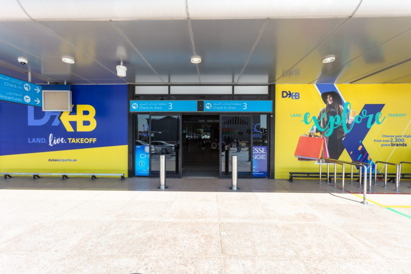 DXB迪拜機(jī)場(chǎng)X形箭頭logo設(shè)計(jì)與品牌形象設(shè)計(jì)，源自品牌理念“內(nèi)在的驚喜”