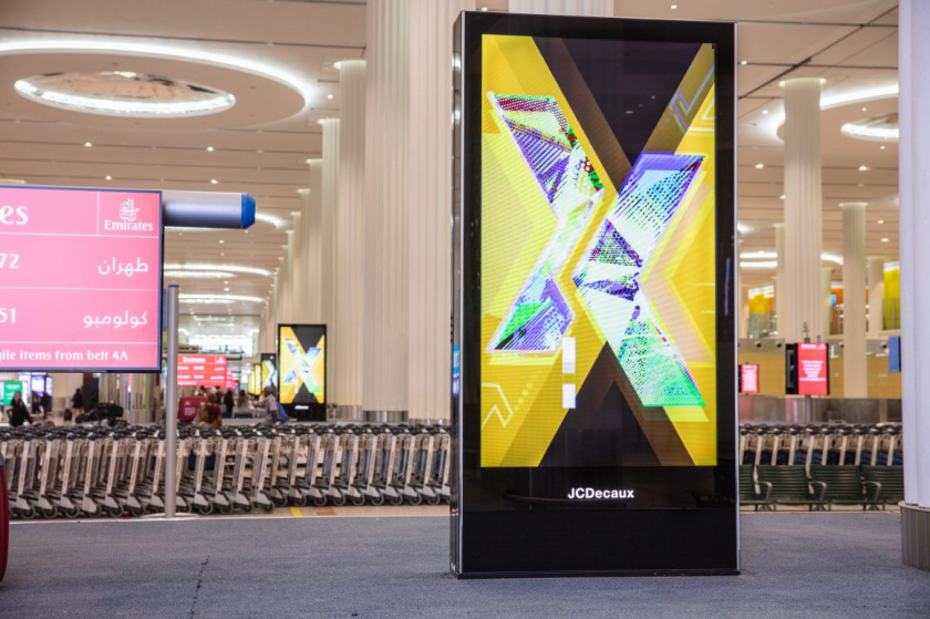 DXB迪拜機(jī)場(chǎng)X形箭頭logo設(shè)計(jì)與品牌形象設(shè)計(jì)，源自品牌理念“內(nèi)在的驚喜”