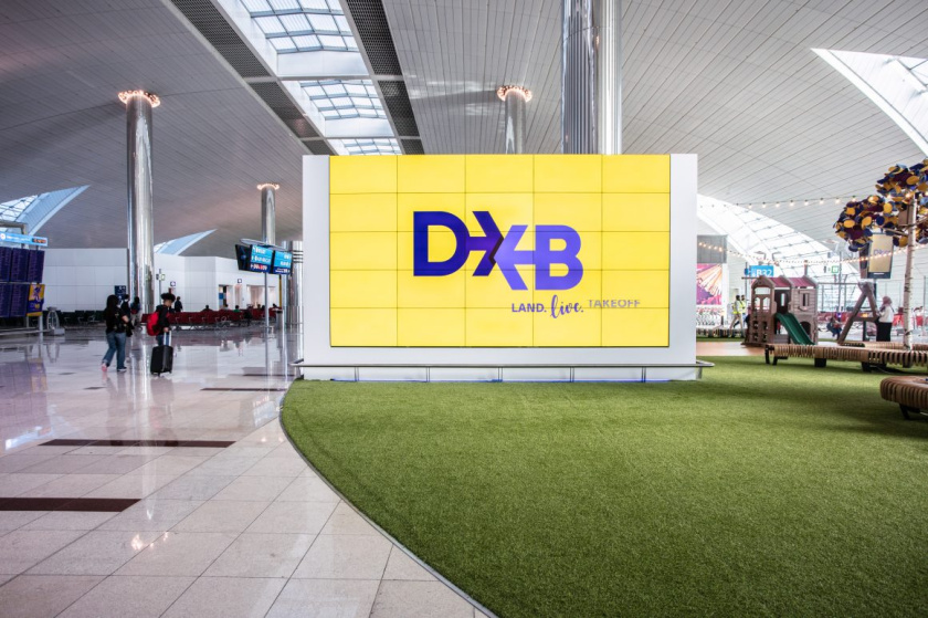 DXB迪拜機(jī)場(chǎng)X形箭頭logo設(shè)計(jì)與品牌形象設(shè)計(jì)，源自品牌理念“內(nèi)在的驚喜”