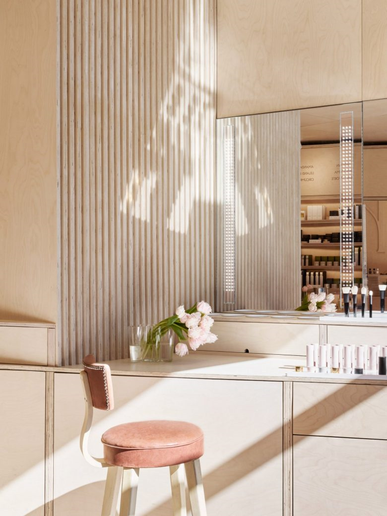 Shen美容化妝品零售店鋪空間設(shè)計(jì)，使用單一海樺木膠合板材質(zhì)營(yíng)造溫暖氛圍