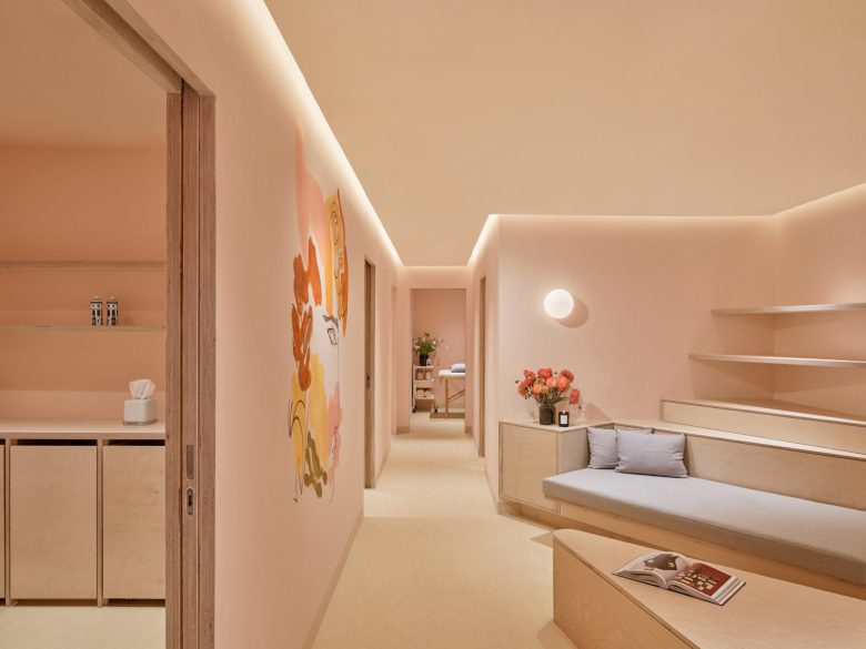 Shen美容化妝品零售店鋪空間設(shè)計(jì)，使用單一海樺木膠合板材質(zhì)營(yíng)造溫暖氛圍