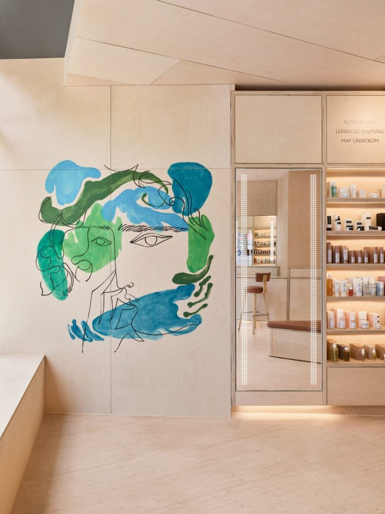 Shen美容化妝品零售店鋪空間設(shè)計(jì)，使用單一海樺木膠合板材質(zhì)營(yíng)造溫暖氛圍