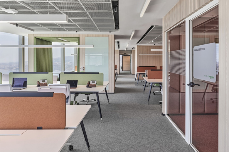 施耐德電氣辦公室室內空間設計，良好的開放辦公環境與隔音設計