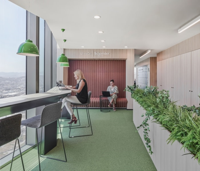 施耐德電氣辦公室室內空間設計，良好的開放辦公環境與隔音設計