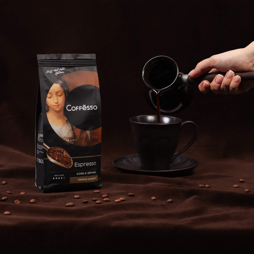 Coffesso速溶咖啡包裝設計，用字母C切出意大利文藝復興女性插圖圖像