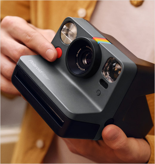 寶麗來相機(jī)公布統(tǒng)一的品牌命名與logo設(shè)計——帶有5個色條的設(shè)計