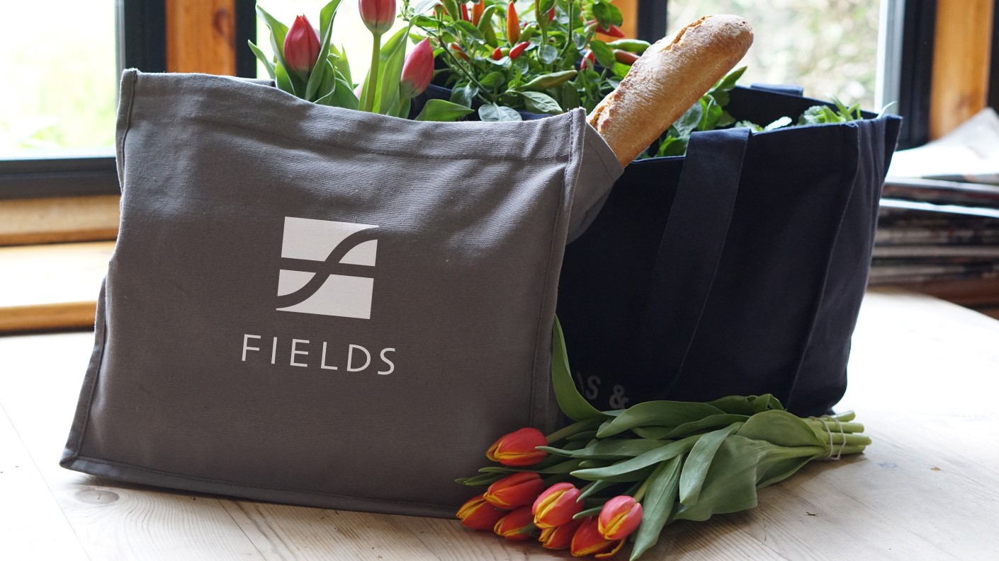 Fields菲爾茲莊園社區住宅地產logo設計，彎曲“F”表示河流和干道的交叉