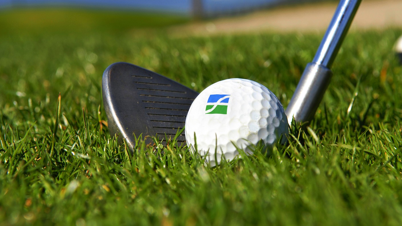 Fields菲爾茲莊園社區住宅地產logo設計，彎曲“F”表示河流和干道的交叉