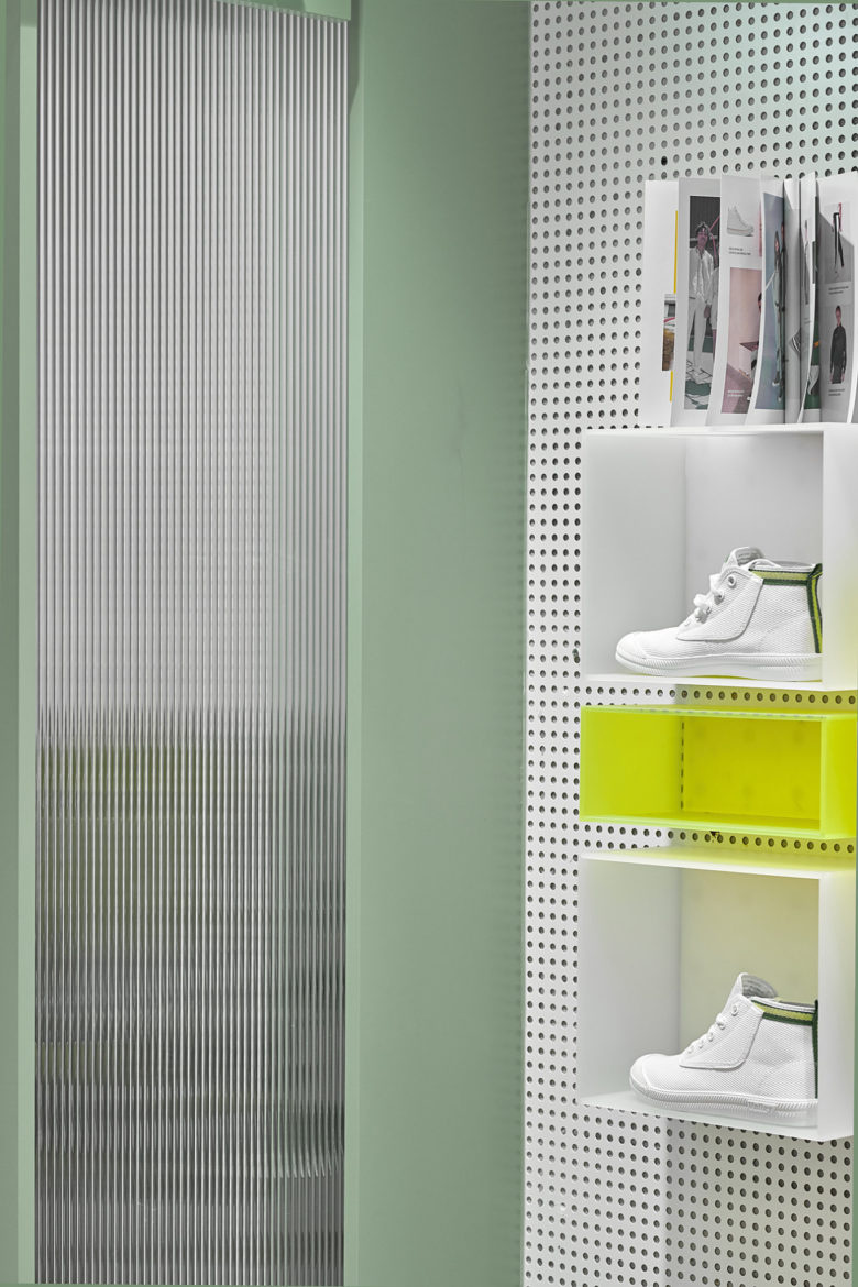 volley 休閑運(yùn)動(dòng)鞋專賣(mài)店店鋪設(shè)計(jì)，活力綠色+通透玻璃貨架設(shè)計(jì)