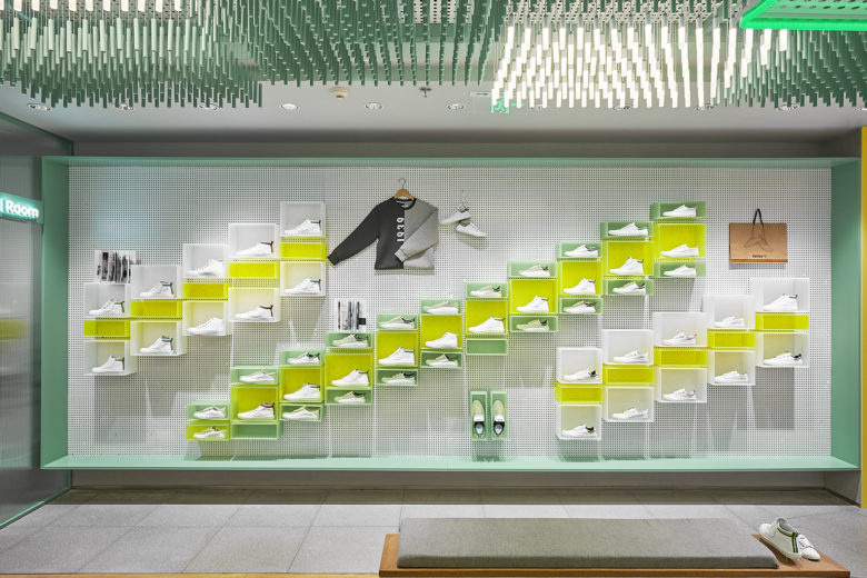 volley 休閑運(yùn)動(dòng)鞋專賣(mài)店店鋪設(shè)計(jì)，活力綠色+通透玻璃貨架設(shè)計(jì)