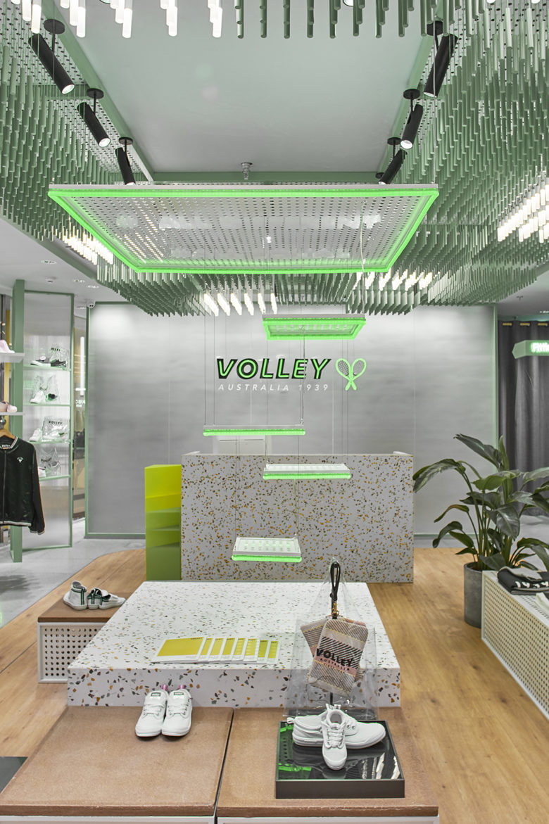 volley 休閑運(yùn)動(dòng)鞋專賣(mài)店店鋪空間設(shè)計(jì)，活力綠色+通透玻璃貨架設(shè)計(jì)