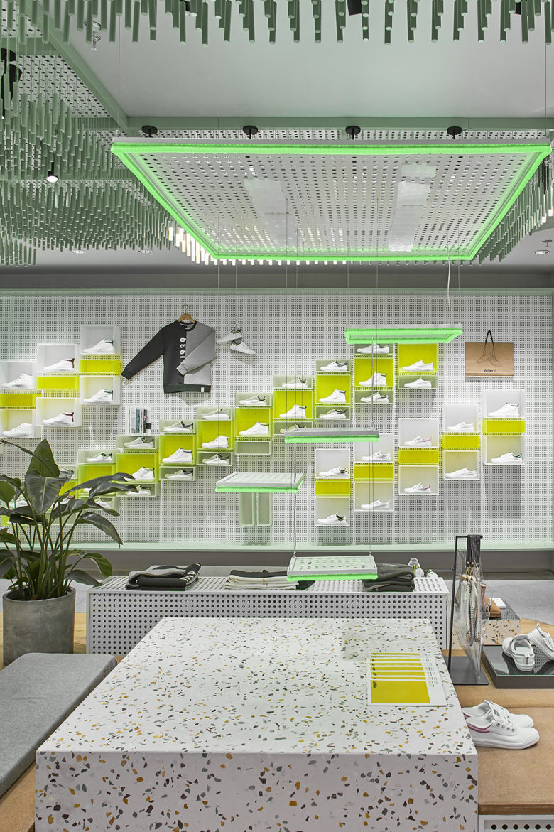 volley 休閑運(yùn)動(dòng)鞋專賣(mài)店店鋪空間設(shè)計(jì)，活力綠色+通透玻璃貨架設(shè)計(jì)
