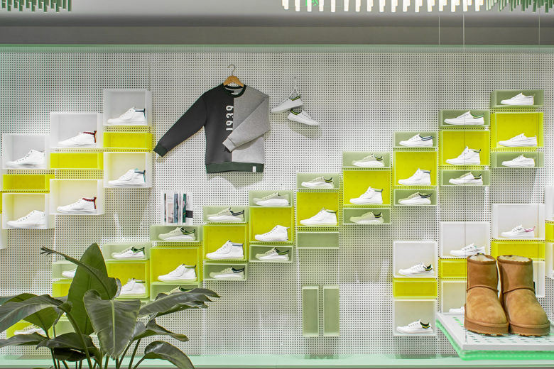 volley 休閑運(yùn)動(dòng)鞋專賣(mài)店店鋪空間設(shè)計(jì)，活力綠色+通透玻璃貨架設(shè)計(jì)