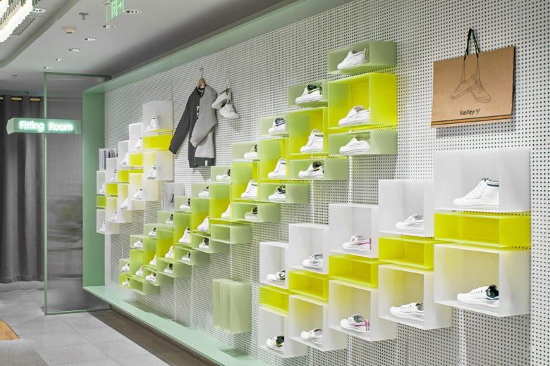 volley 休閑運(yùn)動(dòng)鞋專賣(mài)店店鋪空間設(shè)計(jì)，活力綠色+通透玻璃貨架設(shè)計(jì)