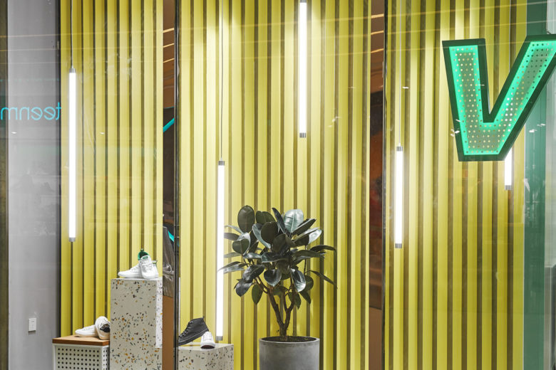 volley 休閑運(yùn)動(dòng)鞋專賣(mài)店店鋪空間設(shè)計(jì)，活力綠色+通透玻璃貨架設(shè)計(jì)