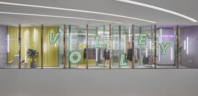 volley 休閑運(yùn)動(dòng)鞋專賣(mài)店店鋪空間設(shè)計(jì)，活力綠色+通透玻璃貨架設(shè)計(jì)