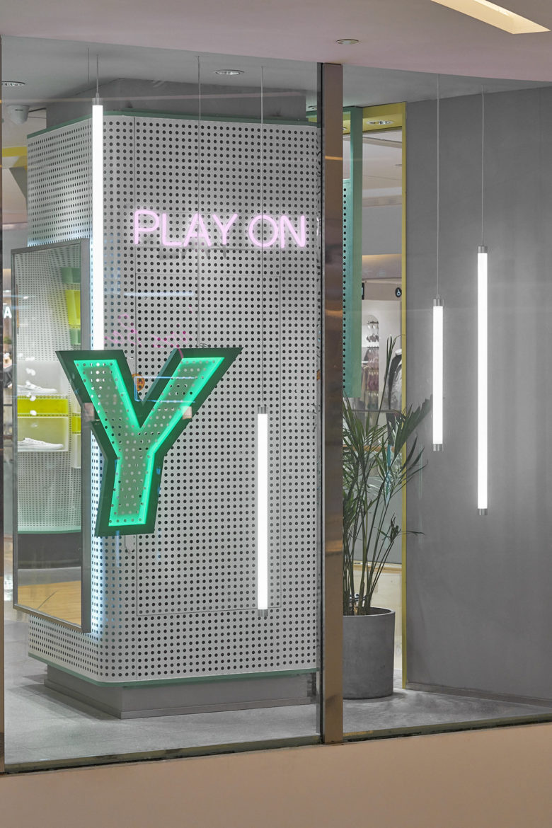 volley 休閑運(yùn)動(dòng)鞋專賣(mài)店店鋪空間設(shè)計(jì)，活力綠色+通透玻璃貨架設(shè)計(jì)