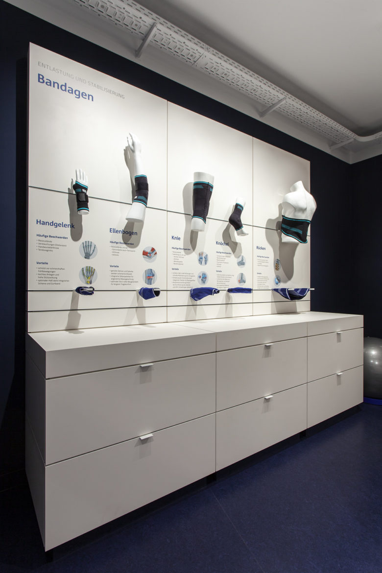 SEEGER醫療用品商店空間設計，地板墻壁的深藍色與純白色家具形成鮮明對比