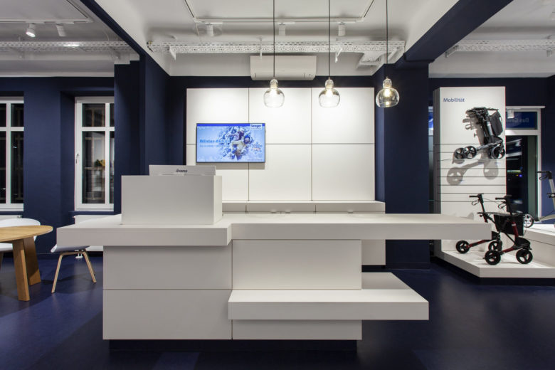 SEEGER醫療用品商店空間設計，地板墻壁的深藍色與純白色家具形成鮮明對比