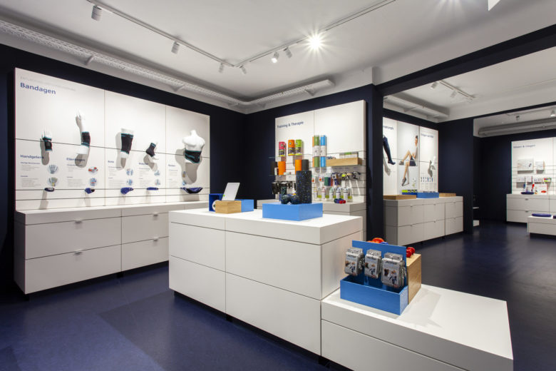 SEEGER醫療用品商店空間設計，地板墻壁的深藍色與純白色家具形成鮮明對比