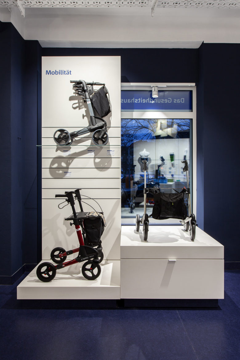 SEEGER醫療用品商店空間設計，地板墻壁的深藍色與純白色家具形成鮮明對比