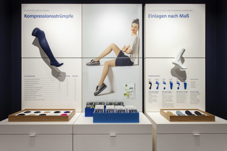 SEEGER醫療用品商店空間設計，地板墻壁的深藍色與純白色家具形成鮮明對比