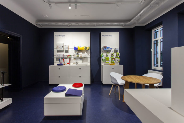 SEEGER醫療用品商店空間設計，地板墻壁的深藍色與純白色家具形成鮮明對比