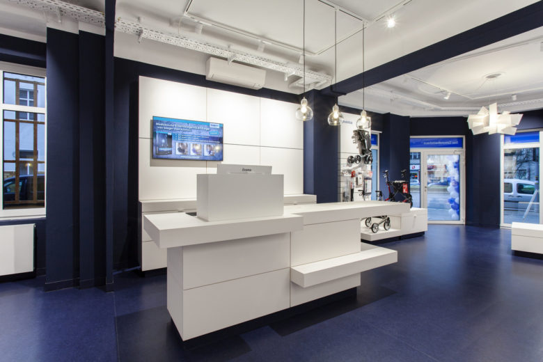 SEEGER醫療用品商店空間設計，地板墻壁的深藍色與純白色家具形成鮮明對比