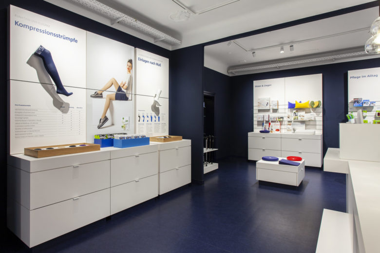 SEEGER醫療用品商店空間設計，地板墻壁的深藍色與純白色家具形成鮮明對比