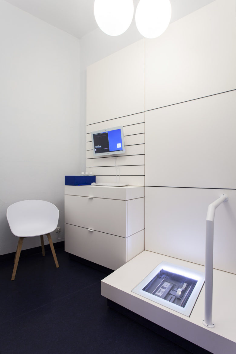 SEEGER醫療用品商店空間設計，地板墻壁的深藍色與純白色家具形成鮮明對比