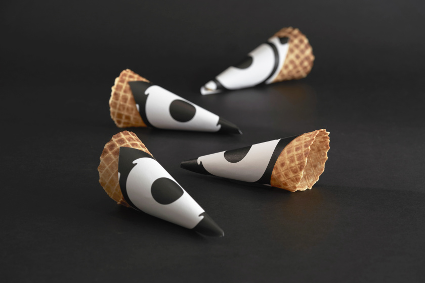 Naturals Now 黑白風格冰淇淋包裝設計，像奶油流動的白色大寫字母now