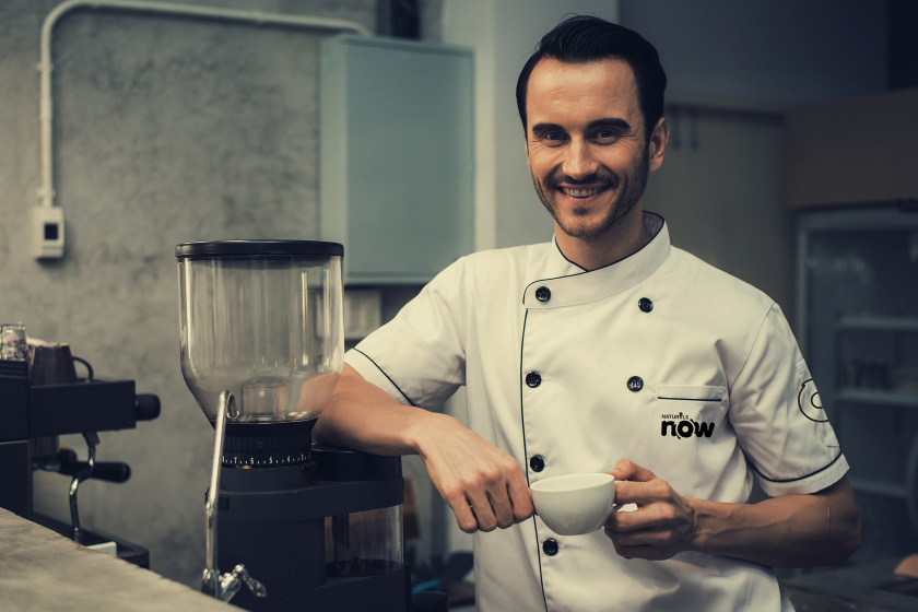 Naturals Now 黑白風格冰淇淋包裝設計，像奶油流動的白色大寫字母now