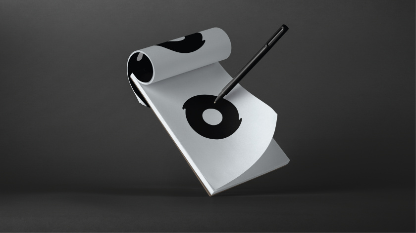 Naturals Now 黑白風格冰淇淋包裝設計，像奶油流動的白色大寫字母now