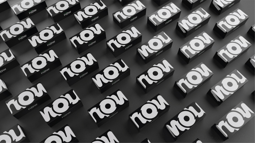 Naturals Now 黑白風格冰淇淋包裝設計，像奶油流動的白色大寫字母now