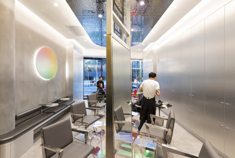 éclat Atelier美發沙龍店鋪空間設計“銀色墻壁太空時代外觀”