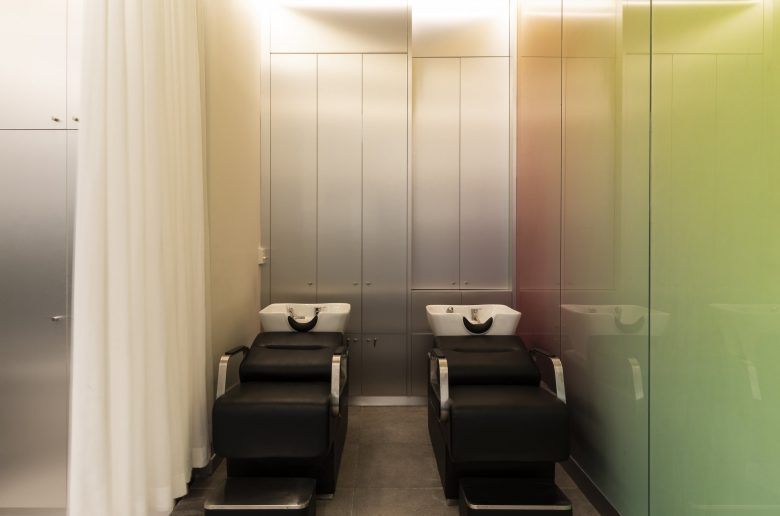 éclat Atelier美發沙龍店鋪空間設計“銀色墻壁太空時代外觀”