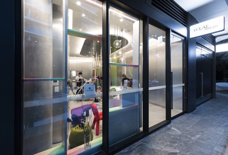 éclat Atelier美發沙龍店鋪空間設計“銀色墻壁太空時代外觀”