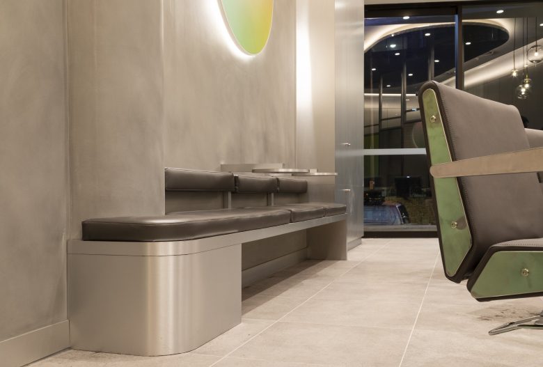 éclat Atelier美發沙龍店鋪空間設計“銀色墻壁太空時代外觀”