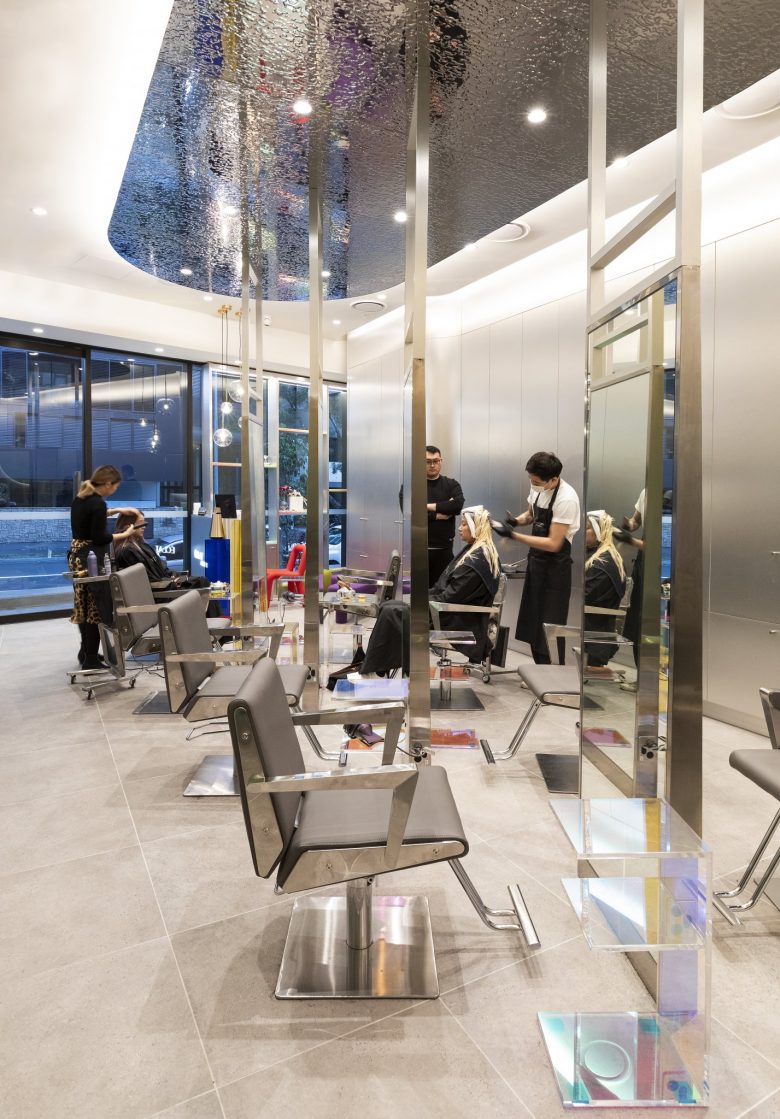 éclat Atelier美發沙龍店鋪空間設計“銀色墻壁太空時代外觀”