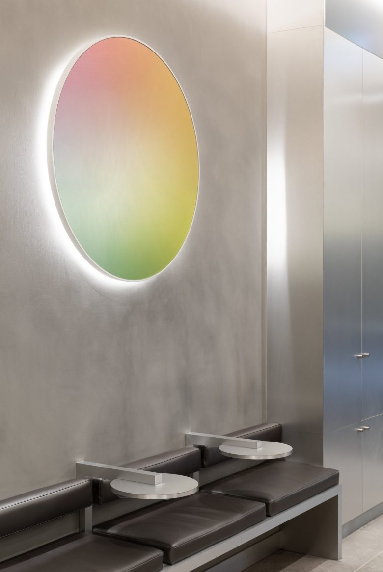 éclat Atelier美發沙龍店鋪空間設計“銀色墻壁太空時代外觀”