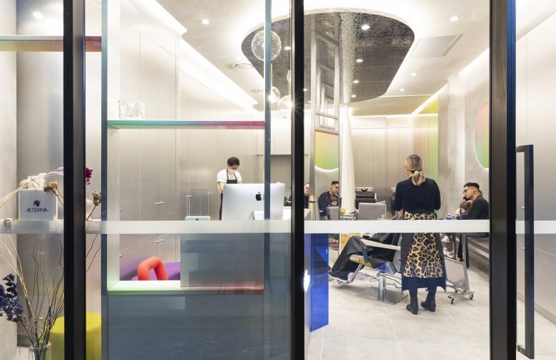 éclat Atelier美發沙龍店鋪空間設計“銀色墻壁太空時代外觀”