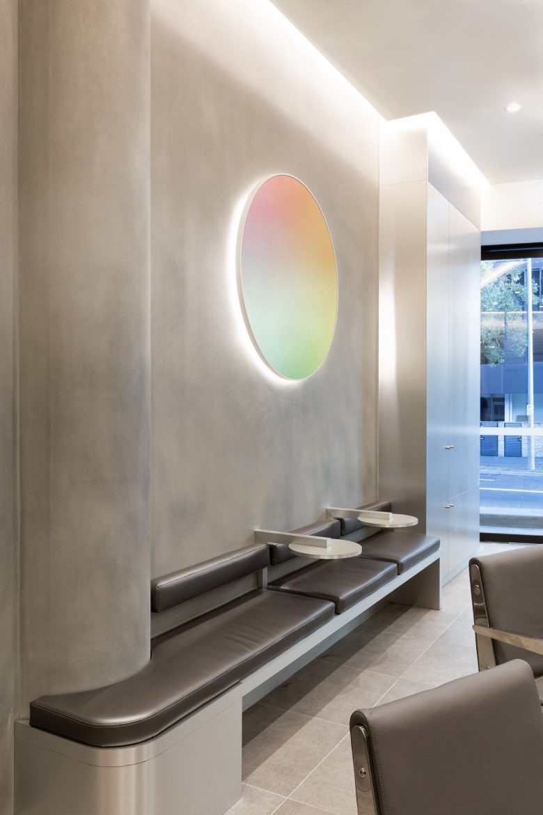 éclat Atelier美發沙龍店鋪空間設計“銀色墻壁太空時代外觀”